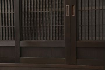 サイドボードを新規製作!木製脚、可動式の棚板を取り付け。建具に麻の葉模様のガラスを使用。(収納棚、戸棚、サイドキャビネット)