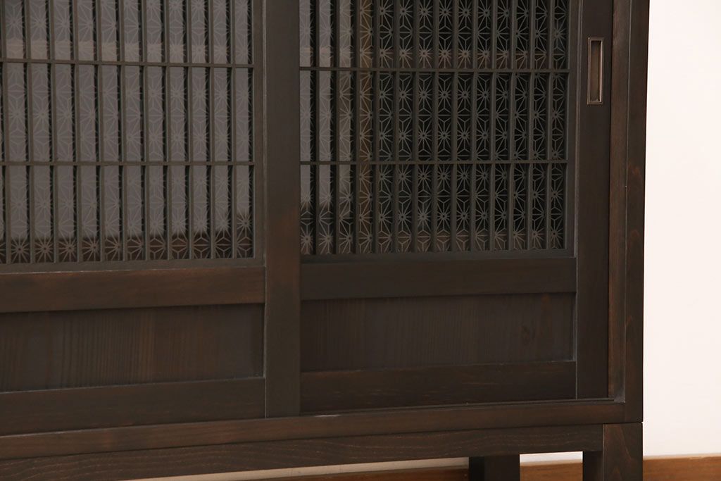 サイドボードを新規製作!木製脚、可動式の棚板を取り付け。建具に麻の葉模様のガラスを使用。(収納棚、戸棚、サイドキャビネット)