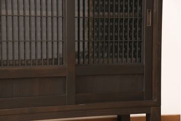 サイドボードを新規製作!木製脚、可動式の棚板を取り付け。建具に麻の葉模様のガラスを使用。(収納棚、戸棚、サイドキャビネット)