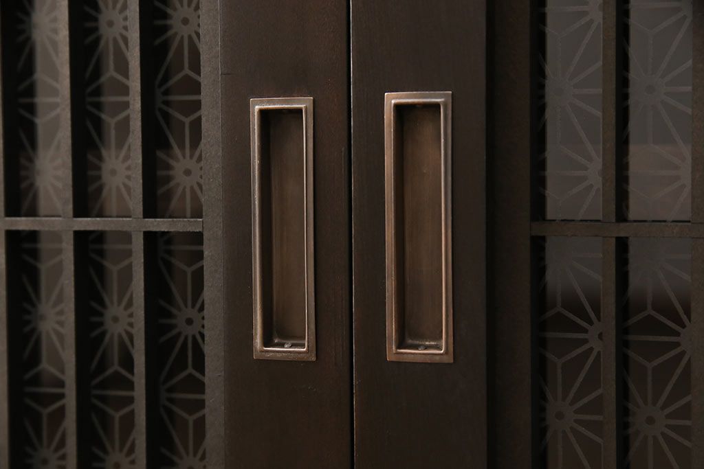 サイドボードを新規製作!木製脚、可動式の棚板を取り付け。建具に麻の葉模様のガラスを使用。(収納棚、戸棚、サイドキャビネット)