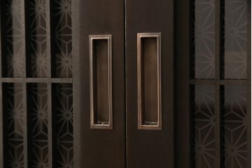 サイドボードを新規製作!木製脚、可動式の棚板を取り付け。建具に麻の葉模様のガラスを使用。(収納棚、戸棚、サイドキャビネット)