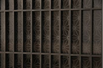 サイドボードを新規製作!木製脚、可動式の棚板を取り付け。建具に麻の葉模様のガラスを使用。(収納棚、戸棚、サイドキャビネット)