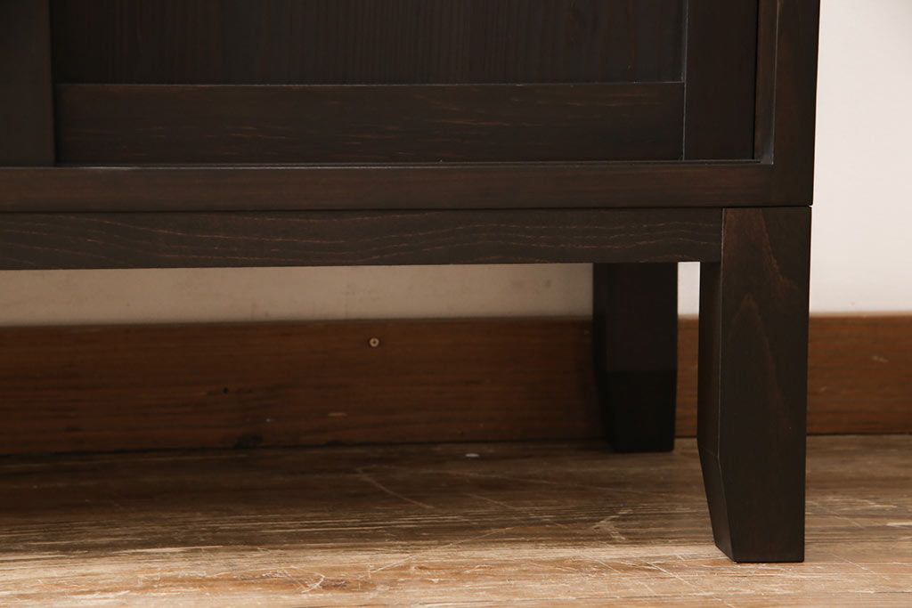 サイドボードを新規製作!木製脚、可動式の棚板を取り付け。建具に麻の葉模様のガラスを使用。(収納棚、戸棚、サイドキャビネット)