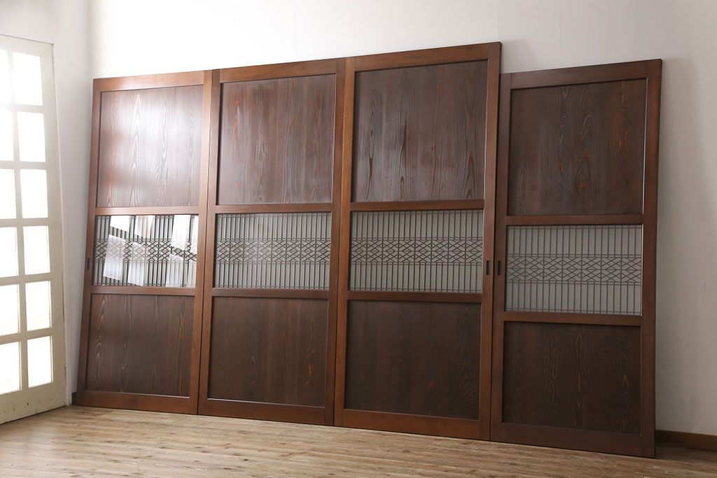 レーザー組子入り帯戸を新規製作!引き違い戸3枚、片引戸を1枚製作。ガラスは表裏でそれぞれクリアガラスとすりガラスを使用。本体は濃い茶色で着色仕上げ。(引き戸、ガラス戸、建具)