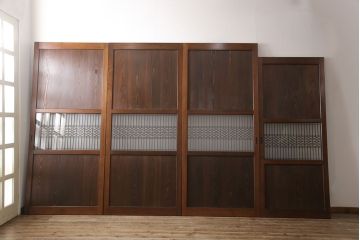 レーザー組子入り帯戸を新規製作!引き違い戸3枚、片引戸を1枚製作。ガラスは表裏でそれぞれクリアガラスとすりガラスを使用。本体は濃い茶色で着色仕上げ。(引き戸、ガラス戸、建具)