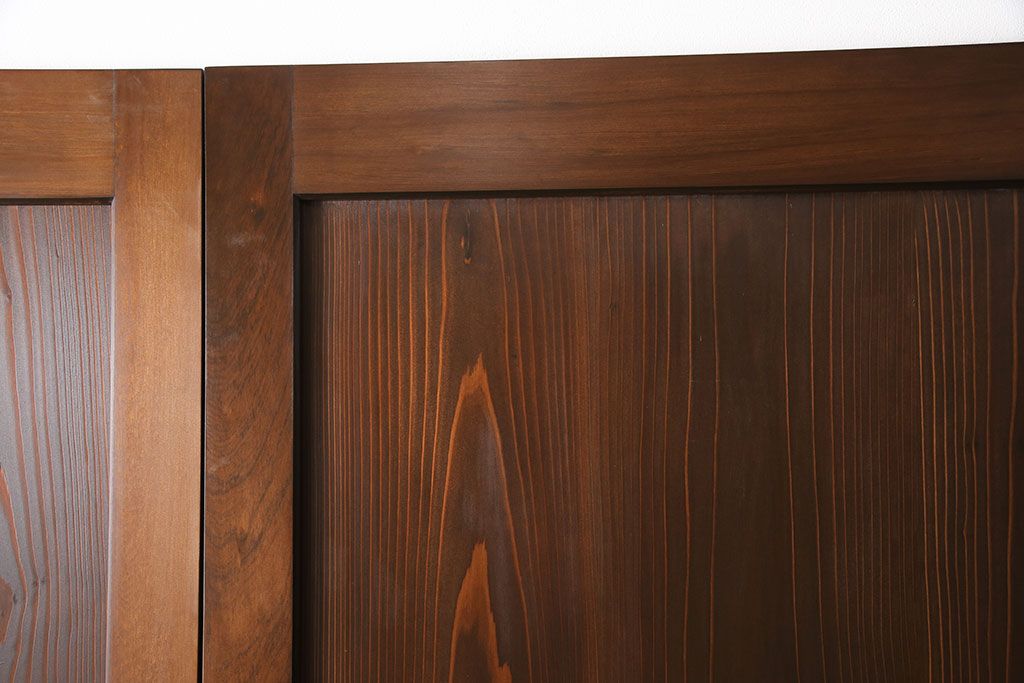 レーザー組子入り帯戸を新規製作!引き違い戸3枚、片引戸を1枚製作。ガラスは表裏でそれぞれクリアガラスとすりガラスを使用。本体は濃い茶色で着色仕上げ。(引き戸、ガラス戸、建具)