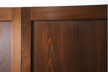 レーザー組子入り帯戸を新規製作!引き違い戸3枚、片引戸を1枚製作。ガラスは表裏でそれぞれクリアガラスとすりガラスを使用。本体は濃い茶色で着色仕上げ。(引き戸、ガラス戸、建具)