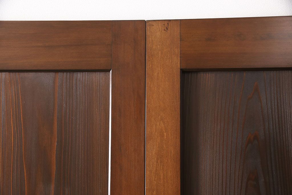 レーザー組子入り帯戸を新規製作!引き違い戸3枚、片引戸を1枚製作。ガラスは表裏でそれぞれクリアガラスとすりガラスを使用。本体は濃い茶色で着色仕上げ。(引き戸、ガラス戸、建具)