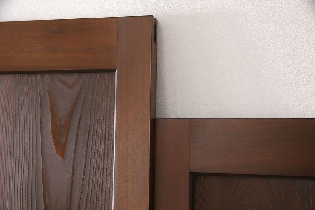 レーザー組子入り帯戸を新規製作!引き違い戸3枚、片引戸を1枚製作。ガラスは表裏でそれぞれクリアガラスとすりガラスを使用。本体は濃い茶色で着色仕上げ。(引き戸、ガラス戸、建具)