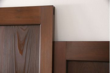 レーザー組子入り帯戸を新規製作!引き違い戸3枚、片引戸を1枚製作。ガラスは表裏でそれぞれクリアガラスとすりガラスを使用。本体は濃い茶色で着色仕上げ。(引き戸、ガラス戸、建具)