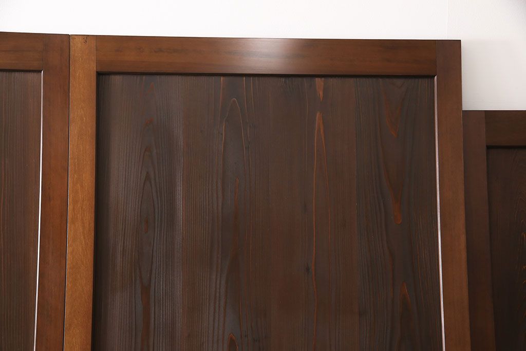 レーザー組子入り帯戸を新規製作!引き違い戸3枚、片引戸を1枚製作。ガラスは表裏でそれぞれクリアガラスとすりガラスを使用。本体は濃い茶色で着色仕上げ。(引き戸、ガラス戸、建具)