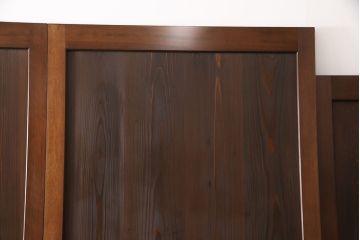 レーザー組子入り帯戸を新規製作!引き違い戸3枚、片引戸を1枚製作。ガラスは表裏でそれぞれクリアガラスとすりガラスを使用。本体は濃い茶色で着色仕上げ。(引き戸、ガラス戸、建具)