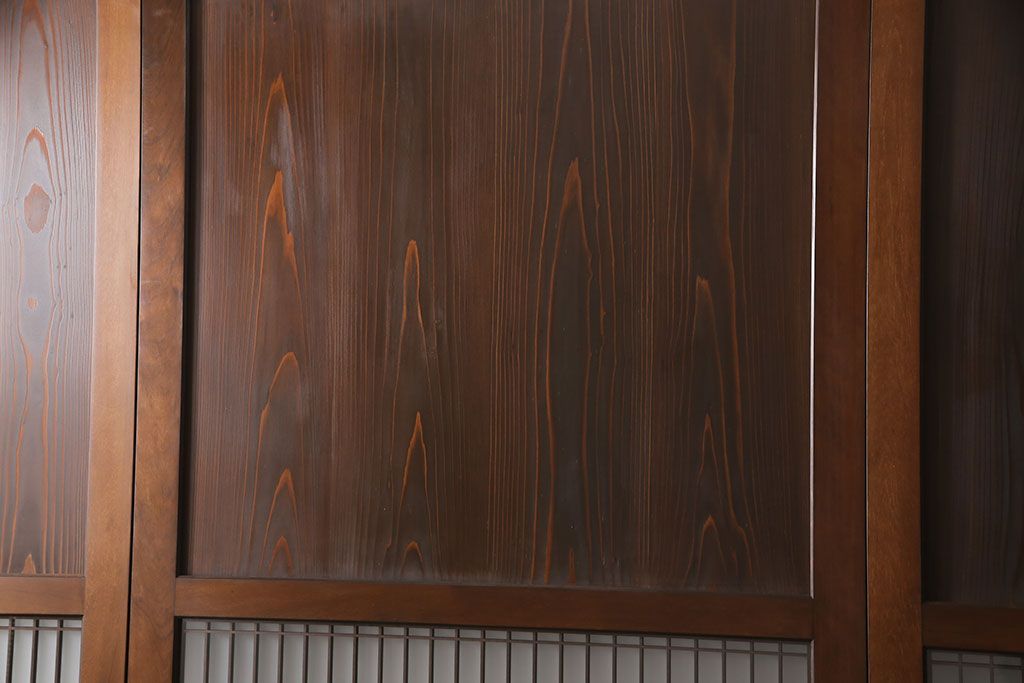 レーザー組子入り帯戸を新規製作!引き違い戸3枚、片引戸を1枚製作。ガラスは表裏でそれぞれクリアガラスとすりガラスを使用。本体は濃い茶色で着色仕上げ。(引き戸、ガラス戸、建具)