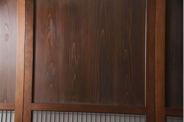 レーザー組子入り帯戸を新規製作!引き違い戸3枚、片引戸を1枚製作。ガラスは表裏でそれぞれクリアガラスとすりガラスを使用。本体は濃い茶色で着色仕上げ。(引き戸、ガラス戸、建具)