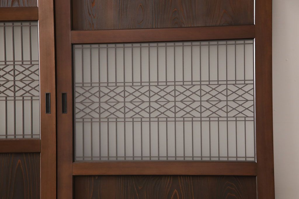 レーザー組子入り帯戸を新規製作!引き違い戸3枚、片引戸を1枚製作。ガラスは表裏でそれぞれクリアガラスとすりガラスを使用。本体は濃い茶色で着色仕上げ。(引き戸、ガラス戸、建具)