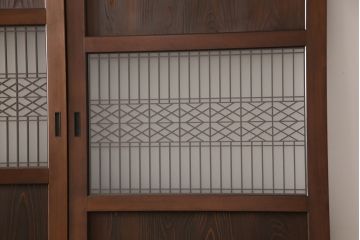 レーザー組子入り帯戸を新規製作!引き違い戸3枚、片引戸を1枚製作。ガラスは表裏でそれぞれクリアガラスとすりガラスを使用。本体は濃い茶色で着色仕上げ。(引き戸、ガラス戸、建具)