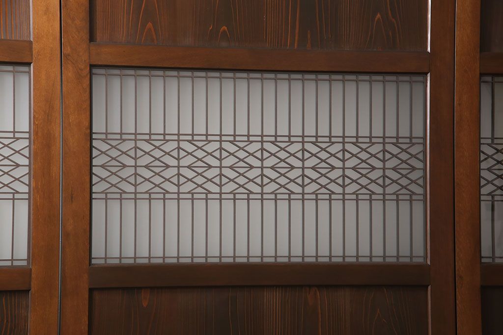 レーザー組子入り帯戸を新規製作!引き違い戸3枚、片引戸を1枚製作。ガラスは表裏でそれぞれクリアガラスとすりガラスを使用。本体は濃い茶色で着色仕上げ。(引き戸、ガラス戸、建具)