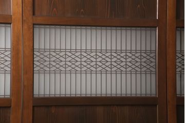 レーザー組子入り帯戸を新規製作!引き違い戸3枚、片引戸を1枚製作。ガラスは表裏でそれぞれクリアガラスとすりガラスを使用。本体は濃い茶色で着色仕上げ。(引き戸、ガラス戸、建具)