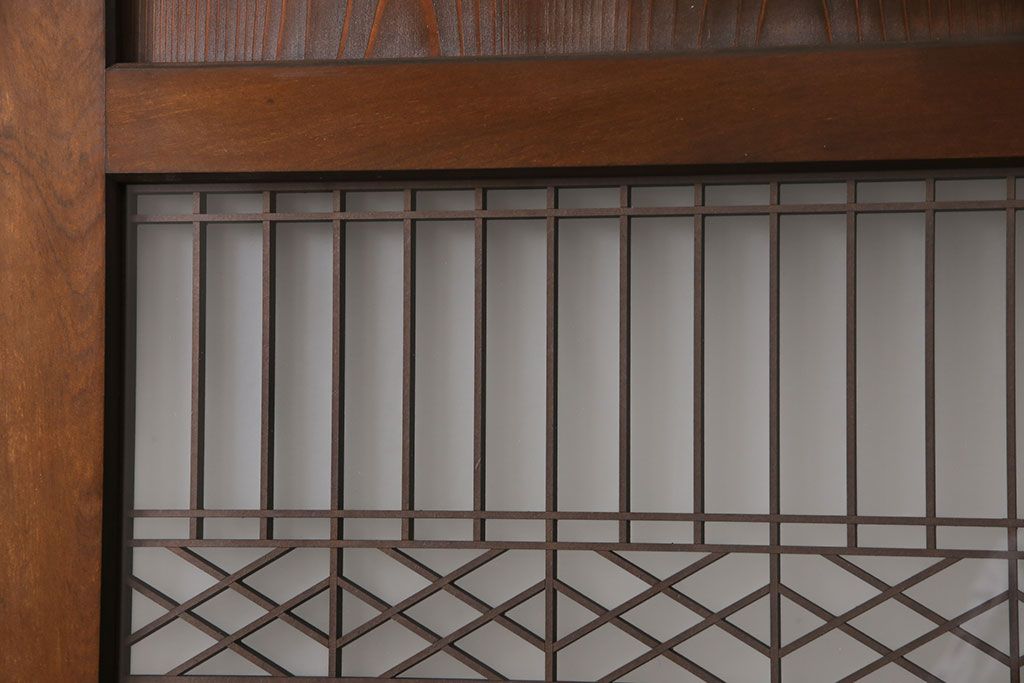 レーザー組子入り帯戸を新規製作!引き違い戸3枚、片引戸を1枚製作。ガラスは表裏でそれぞれクリアガラスとすりガラスを使用。本体は濃い茶色で着色仕上げ。(引き戸、ガラス戸、建具)