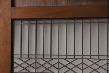 レーザー組子入り帯戸を新規製作!引き違い戸3枚、片引戸を1枚製作。ガラスは表裏でそれぞれクリアガラスとすりガラスを使用。本体は濃い茶色で着色仕上げ。(引き戸、ガラス戸、建具)