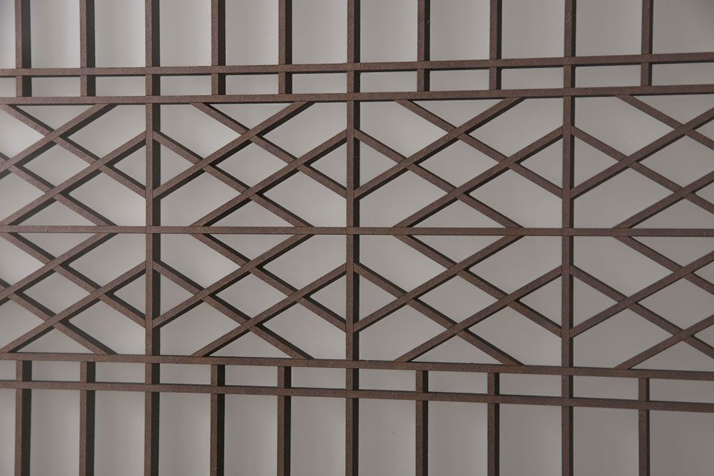 レーザー組子入り帯戸を新規製作!引き違い戸3枚、片引戸を1枚製作。ガラスは表裏でそれぞれクリアガラスとすりガラスを使用。本体は濃い茶色で着色仕上げ。(引き戸、ガラス戸、建具)