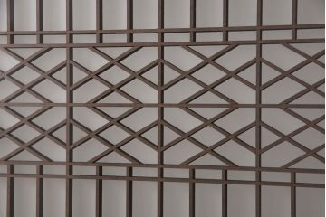 レーザー組子入り帯戸を新規製作!引き違い戸3枚、片引戸を1枚製作。ガラスは表裏でそれぞれクリアガラスとすりガラスを使用。本体は濃い茶色で着色仕上げ。(引き戸、ガラス戸、建具)