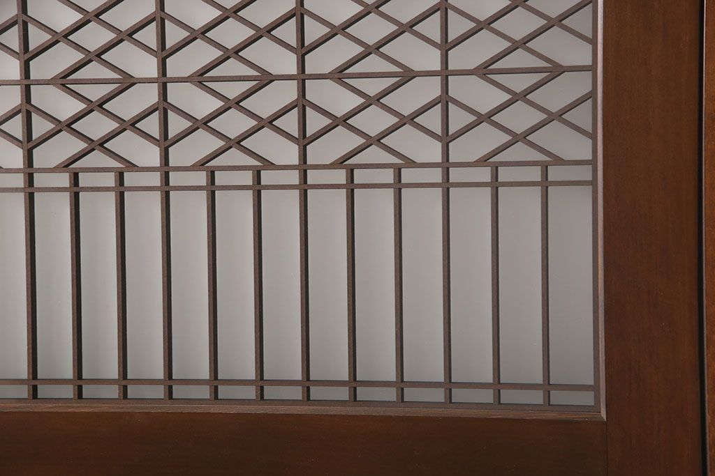 レーザー組子入り帯戸を新規製作!引き違い戸3枚、片引戸を1枚製作。ガラスは表裏でそれぞれクリアガラスとすりガラスを使用。本体は濃い茶色で着色仕上げ。(引き戸、ガラス戸、建具)