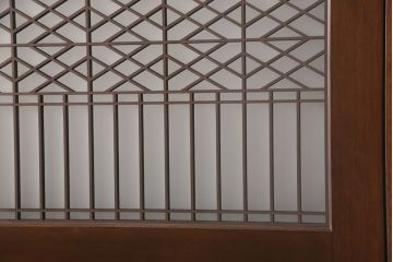 レーザー組子入り帯戸を新規製作!引き違い戸3枚、片引戸を1枚製作。ガラスは表裏でそれぞれクリアガラスとすりガラスを使用。本体は濃い茶色で着色仕上げ。(引き戸、ガラス戸、建具)