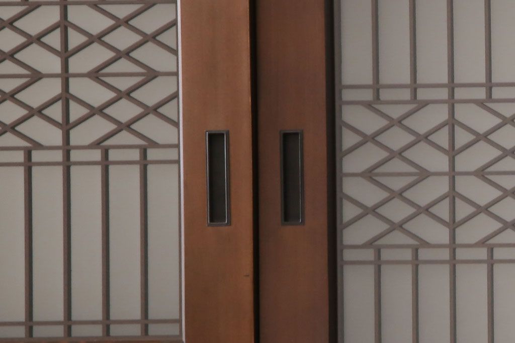 レーザー組子入り帯戸を新規製作!引き違い戸3枚、片引戸を1枚製作。ガラスは表裏でそれぞれクリアガラスとすりガラスを使用。本体は濃い茶色で着色仕上げ。(引き戸、ガラス戸、建具)