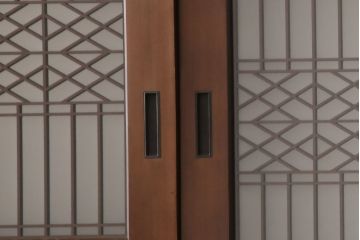 レーザー組子入り帯戸を新規製作!引き違い戸3枚、片引戸を1枚製作。ガラスは表裏でそれぞれクリアガラスとすりガラスを使用。本体は濃い茶色で着色仕上げ。(引き戸、ガラス戸、建具)