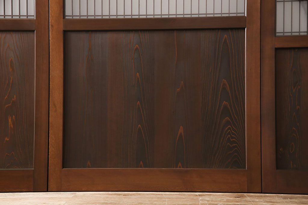 レーザー組子入り帯戸を新規製作!引き違い戸3枚、片引戸を1枚製作。ガラスは表裏でそれぞれクリアガラスとすりガラスを使用。本体は濃い茶色で着色仕上げ。(引き戸、ガラス戸、建具)