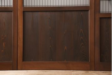 レーザー組子入り帯戸を新規製作!引き違い戸3枚、片引戸を1枚製作。ガラスは表裏でそれぞれクリアガラスとすりガラスを使用。本体は濃い茶色で着色仕上げ。(引き戸、ガラス戸、建具)