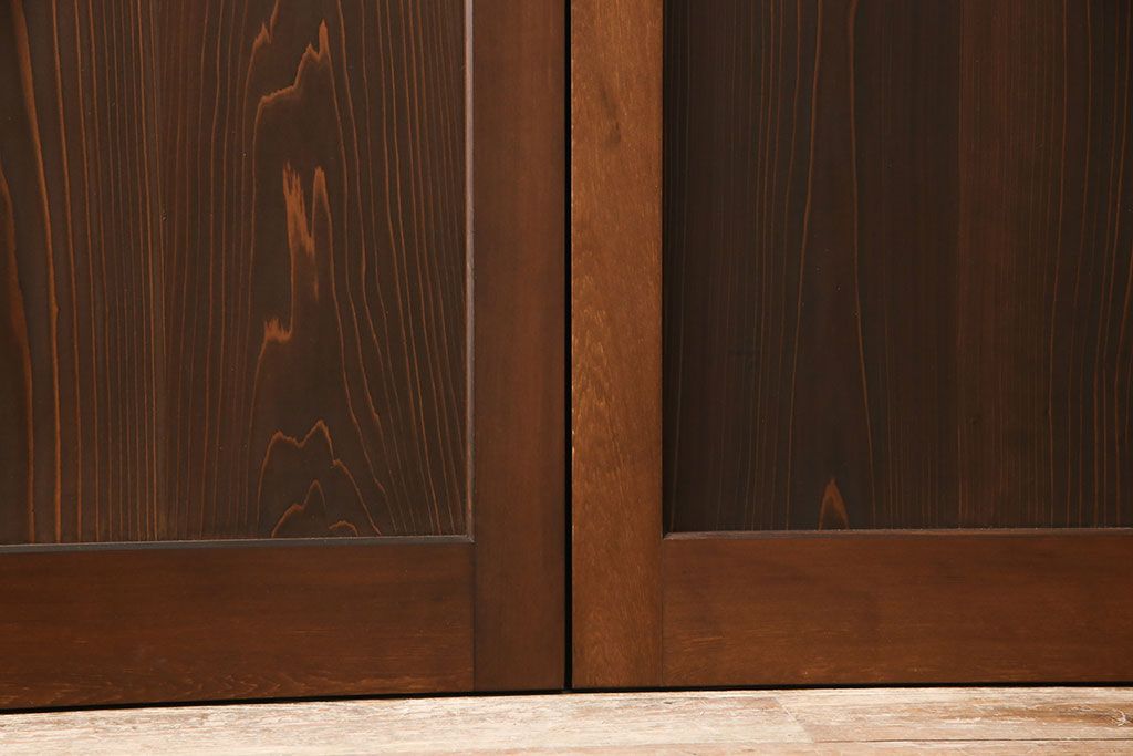 レーザー組子入り帯戸を新規製作!引き違い戸3枚、片引戸を1枚製作。ガラスは表裏でそれぞれクリアガラスとすりガラスを使用。本体は濃い茶色で着色仕上げ。(引き戸、ガラス戸、建具)