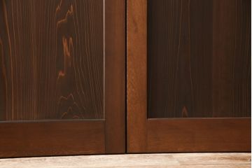 レーザー組子入り帯戸を新規製作!引き違い戸3枚、片引戸を1枚製作。ガラスは表裏でそれぞれクリアガラスとすりガラスを使用。本体は濃い茶色で着色仕上げ。(引き戸、ガラス戸、建具)