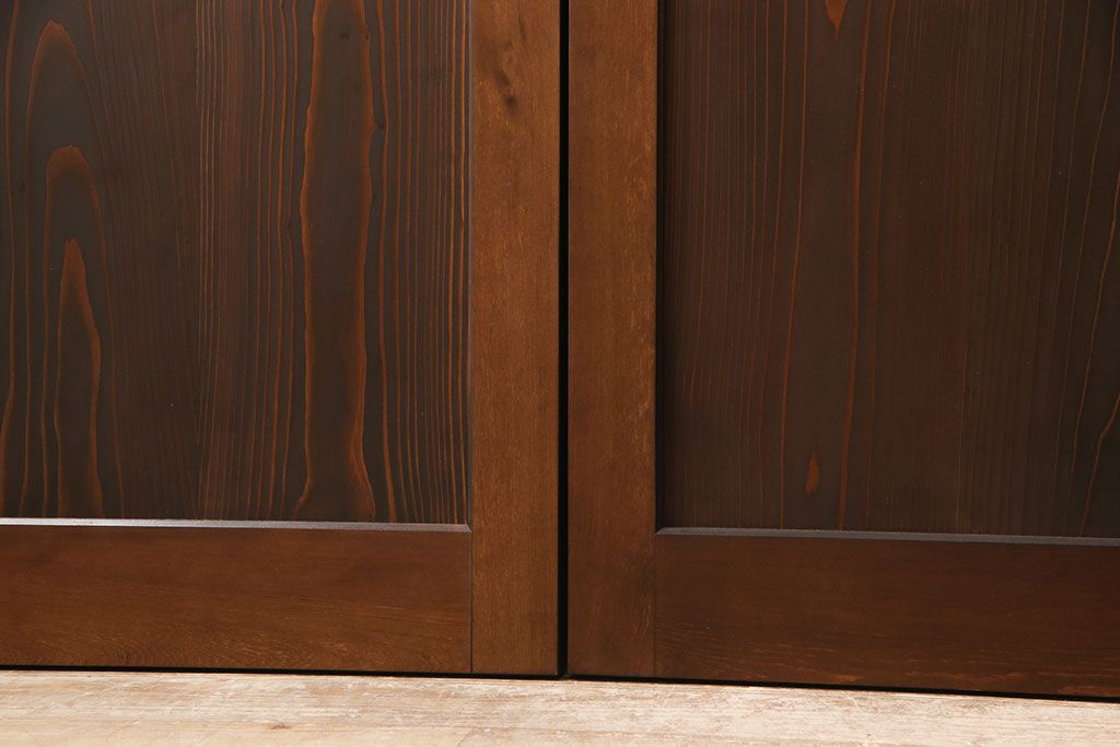 レーザー組子入り帯戸を新規製作!引き違い戸3枚、片引戸を1枚製作。ガラスは表裏でそれぞれクリアガラスとすりガラスを使用。本体は濃い茶色で着色仕上げ。(引き戸、ガラス戸、建具)