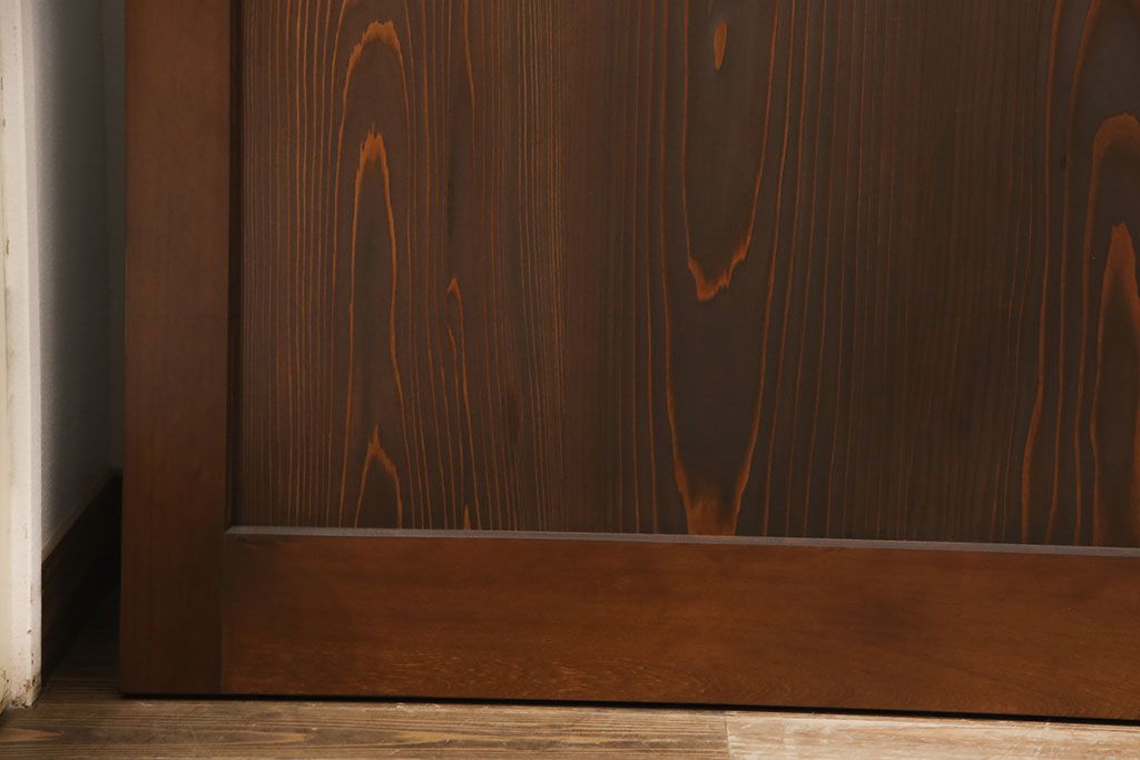 レーザー組子入り帯戸を新規製作!引き違い戸3枚、片引戸を1枚製作。ガラスは表裏でそれぞれクリアガラスとすりガラスを使用。本体は濃い茶色で着色仕上げ。(引き戸、ガラス戸、建具)