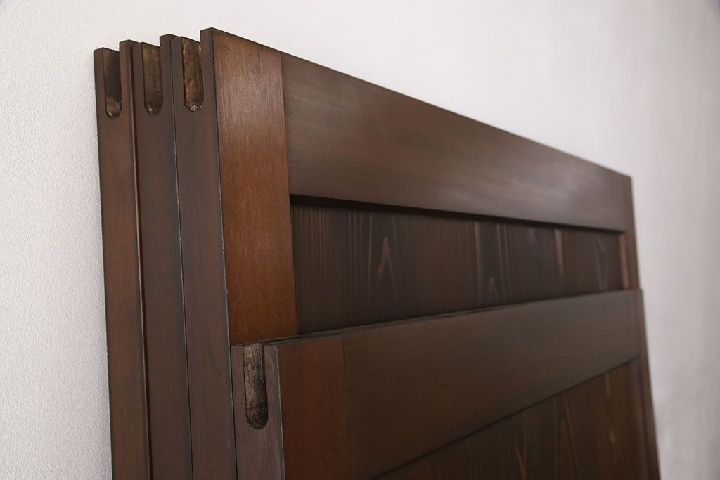 レーザー組子入り帯戸を新規製作!引き違い戸3枚、片引戸を1枚製作。ガラスは表裏でそれぞれクリアガラスとすりガラスを使用。本体は濃い茶色で着色仕上げ。(引き戸、ガラス戸、建具)