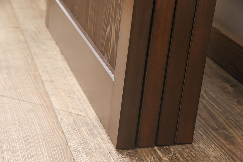 レーザー組子入り帯戸を新規製作!引き違い戸3枚、片引戸を1枚製作。ガラスは表裏でそれぞれクリアガラスとすりガラスを使用。本体は濃い茶色で着色仕上げ。(引き戸、ガラス戸、建具)