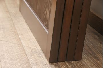 レーザー組子入り帯戸を新規製作!引き違い戸3枚、片引戸を1枚製作。ガラスは表裏でそれぞれクリアガラスとすりガラスを使用。本体は濃い茶色で着色仕上げ。(引き戸、ガラス戸、建具)