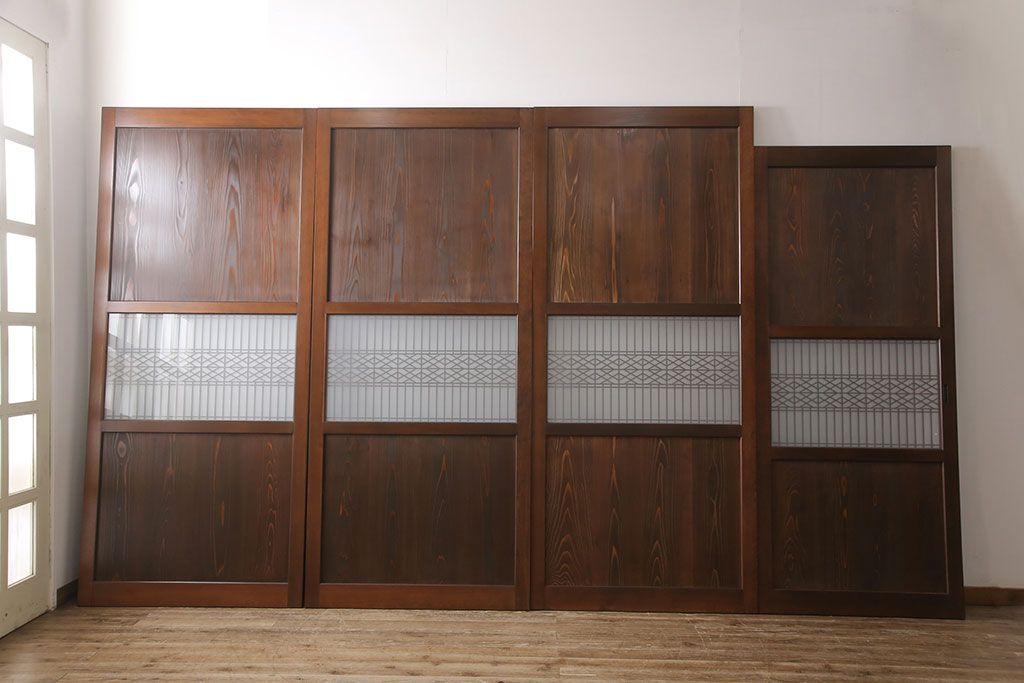 レーザー組子入り帯戸を新規製作!引き違い戸3枚、片引戸を1枚製作。ガラスは表裏でそれぞれクリアガラスとすりガラスを使用。本体は濃い茶色で着色仕上げ。(引き戸、ガラス戸、建具)
