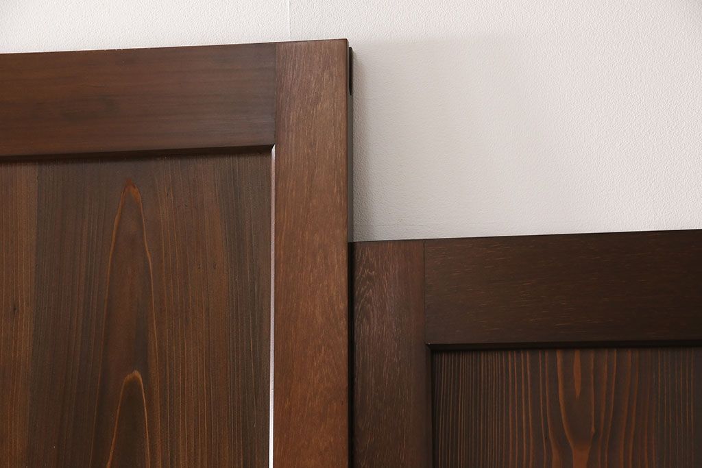 レーザー組子入り帯戸を新規製作!引き違い戸3枚、片引戸を1枚製作。ガラスは表裏でそれぞれクリアガラスとすりガラスを使用。本体は濃い茶色で着色仕上げ。(引き戸、ガラス戸、建具)