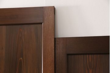 レーザー組子入り帯戸を新規製作!引き違い戸3枚、片引戸を1枚製作。ガラスは表裏でそれぞれクリアガラスとすりガラスを使用。本体は濃い茶色で着色仕上げ。(引き戸、ガラス戸、建具)