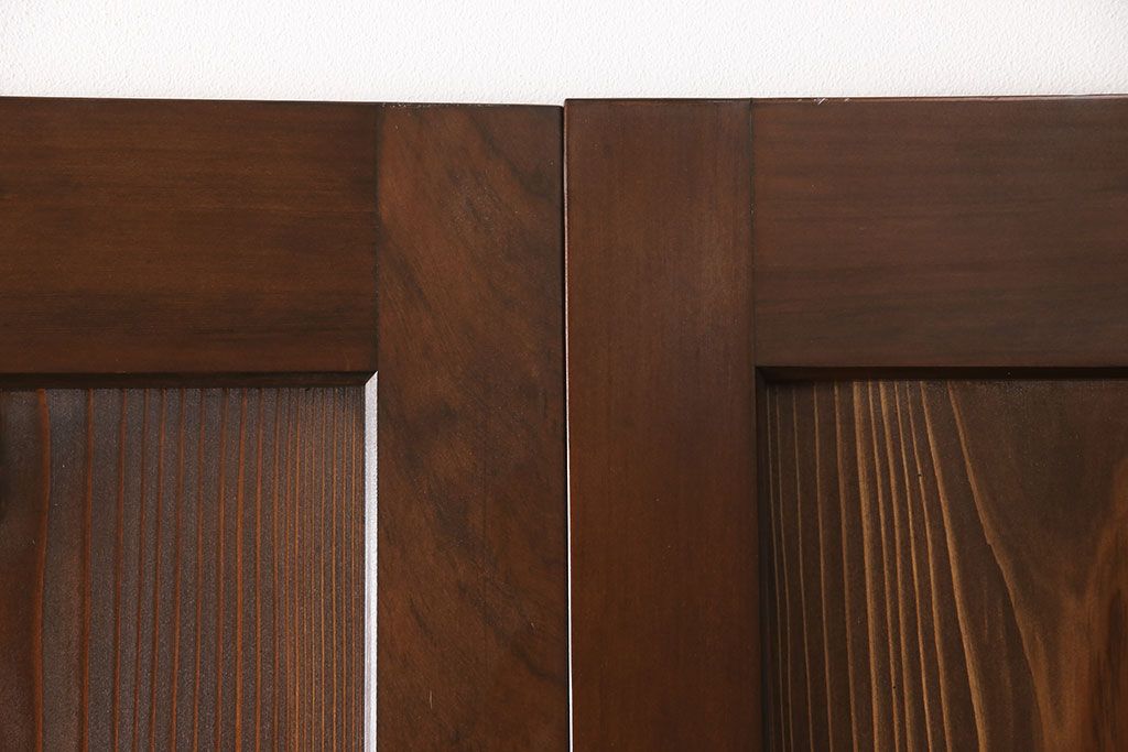 レーザー組子入り帯戸を新規製作!引き違い戸3枚、片引戸を1枚製作。ガラスは表裏でそれぞれクリアガラスとすりガラスを使用。本体は濃い茶色で着色仕上げ。(引き戸、ガラス戸、建具)