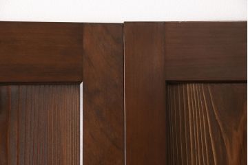 レーザー組子入り帯戸を新規製作!引き違い戸3枚、片引戸を1枚製作。ガラスは表裏でそれぞれクリアガラスとすりガラスを使用。本体は濃い茶色で着色仕上げ。(引き戸、ガラス戸、建具)