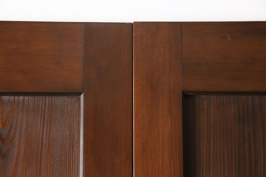 レーザー組子入り帯戸を新規製作!引き違い戸3枚、片引戸を1枚製作。ガラスは表裏でそれぞれクリアガラスとすりガラスを使用。本体は濃い茶色で着色仕上げ。(引き戸、ガラス戸、建具)