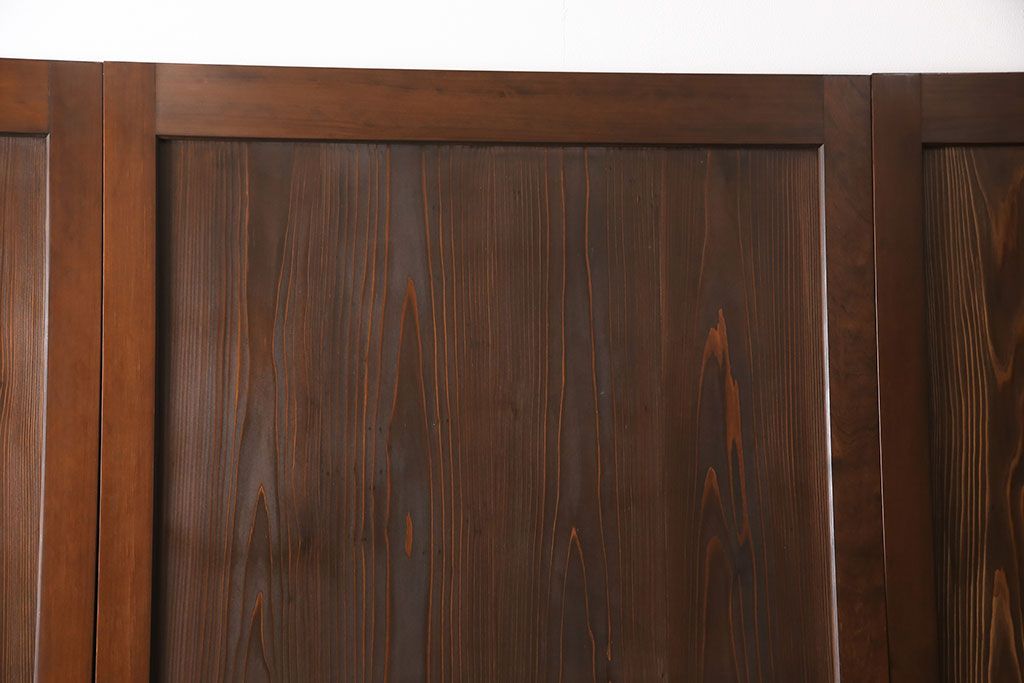 レーザー組子入り帯戸を新規製作!引き違い戸3枚、片引戸を1枚製作。ガラスは表裏でそれぞれクリアガラスとすりガラスを使用。本体は濃い茶色で着色仕上げ。(引き戸、ガラス戸、建具)