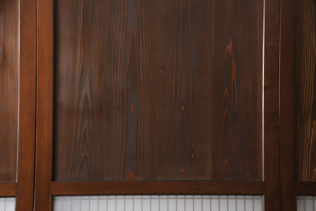 レーザー組子入り帯戸を新規製作!引き違い戸3枚、片引戸を1枚製作。ガラスは表裏でそれぞれクリアガラスとすりガラスを使用。本体は濃い茶色で着色仕上げ。(引き戸、ガラス戸、建具)