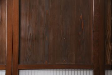 レーザー組子入り帯戸を新規製作!引き違い戸3枚、片引戸を1枚製作。ガラスは表裏でそれぞれクリアガラスとすりガラスを使用。本体は濃い茶色で着色仕上げ。(引き戸、ガラス戸、建具)