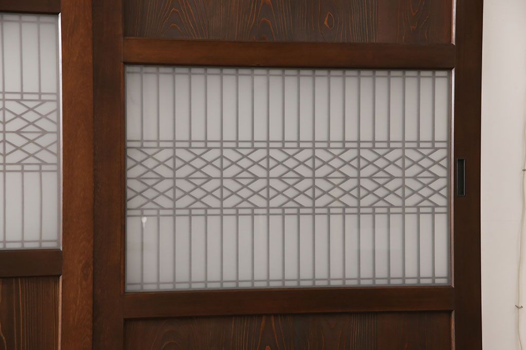 レーザー組子入り帯戸を新規製作!引き違い戸3枚、片引戸を1枚製作。ガラスは表裏でそれぞれクリアガラスとすりガラスを使用。本体は濃い茶色で着色仕上げ。(引き戸、ガラス戸、建具)