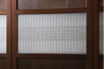 レーザー組子入り帯戸を新規製作!引き違い戸3枚、片引戸を1枚製作。ガラスは表裏でそれぞれクリアガラスとすりガラスを使用。本体は濃い茶色で着色仕上げ。(引き戸、ガラス戸、建具)